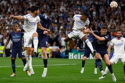 El delantero brasileño del Real Madrid Rodrygo cabecea el balón para anotar el segundo gol de su equipo.