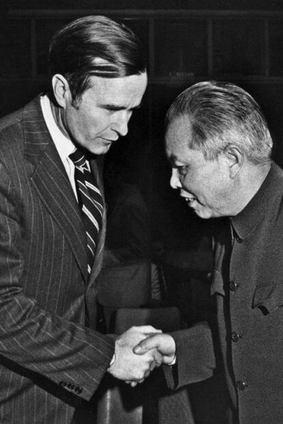 George Bush saluda a su colega chino en la ONU, Huang Hua, en 1971.