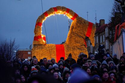 A traditional Christmas goat display is pictured in Gavle, Sweden, November 27, 2016. TT News Agency/Pernilla Wahlman/via REUTERS ATTENTION EDITORS - THIS IMAGE WAS PROVIDED BY A THIRD PARTY. FOR EDITORIAL USE ONLY. SWEDEN OUT. NO COMMERCIAL OR EDITORIAL SALES IN SWEDEN. NO COMMERCIAL SALES.