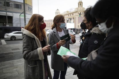 La candidata de Más Madrid, Mónica García, esta mañana en la Gran Vía de Madrid.