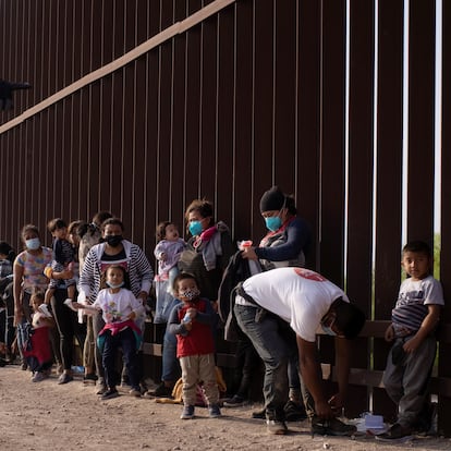 Un guardia de fronteras da instrucciones a un grupo de solicitantes de asilo tras cruzar Río Grande hasta EE UU, en Penitas, Texas, el pasado 17 de marzo.