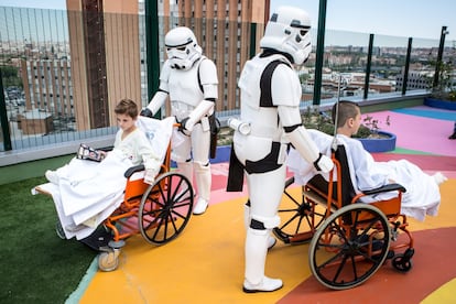 Dos personas disfrazadas de soldados imperiales visitan el edificio Materno-Infantil del 12 de Octubre de Madrid durate el Día de 'Star Wars'.