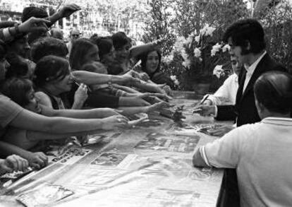 El artista firmando autógrafos.