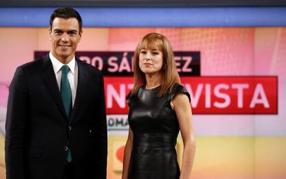 Pedro S&aacute;nchez, con la periodista Gloria Lomana. 