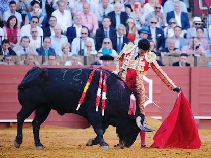 Alejandro Talavante torea al natural al quinto toro de la tarde.