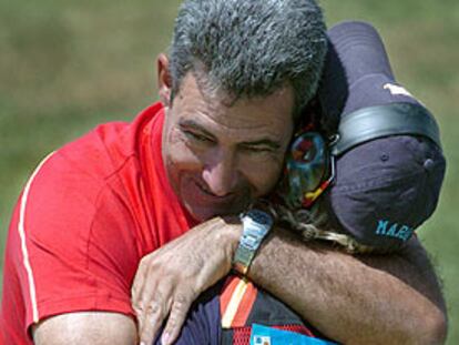 María Quintanal se abraza a su entrenador, José Luis Pérez Sanz.
