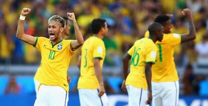 Neymar celebra uno de los goles en la tanda de penaltis ante Chile