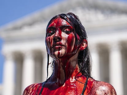 Una manifestante en favor del aborto protesta ante la sede del Tribunal Supremo en Washington, el pasado 4 de julio, Día de la Independencia.