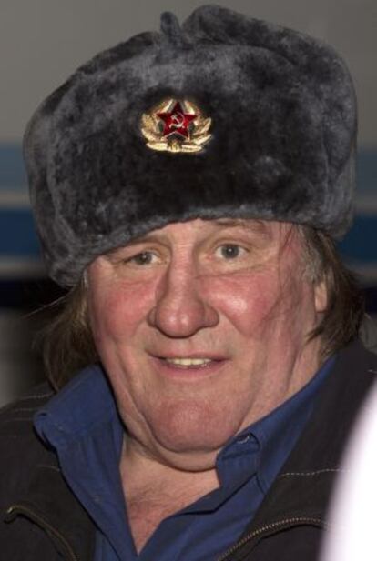 El actor Gerard Depardieu con un gorro t&iacute;picamente ruso durante la ceremonia de recibimiento que le dieron en el aeropuerto de Grozny el 24 febrero pasado. 