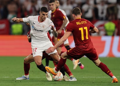 Erik Lamela controla el balón ante Andrea Belotti durante la final de la Europa League.