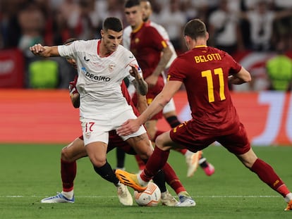 Erik Lamela controla el balón ante Andrea Belotti durante la final de la Europa League.