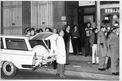 Miembros de la Policía Armada y ambulancias, a la entrada de la finca número 55 de la calle Atocha de Madrid, donde pistoleros de extrema derecha han asesinado a tiros a varios abogados en un despacho laboralista de Comisiones Obreras, el 24 de enero de 1977.