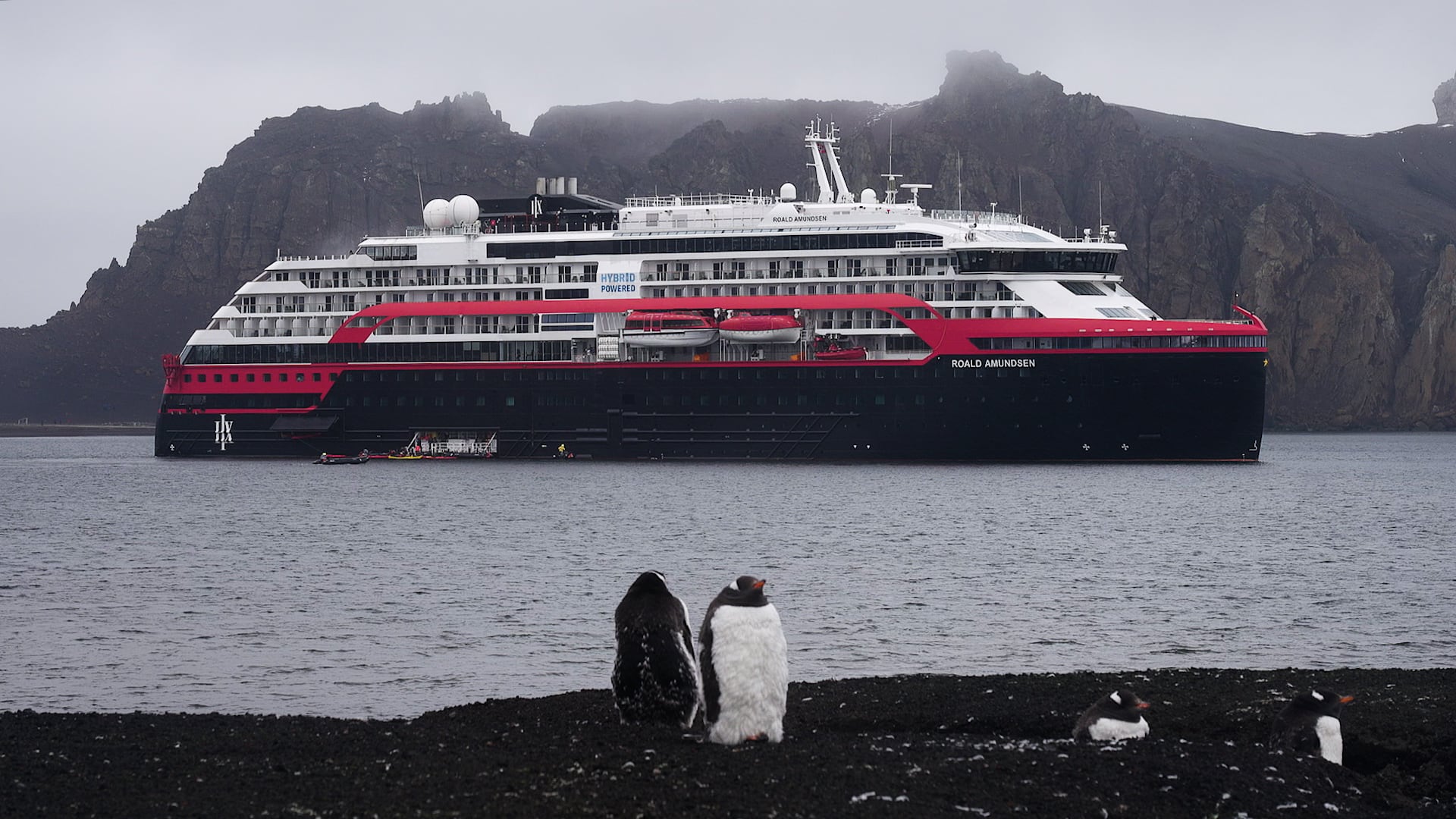 El crucero 'MS Roald Amundsen', fondeado frente a una playa en la isla de Decepción.