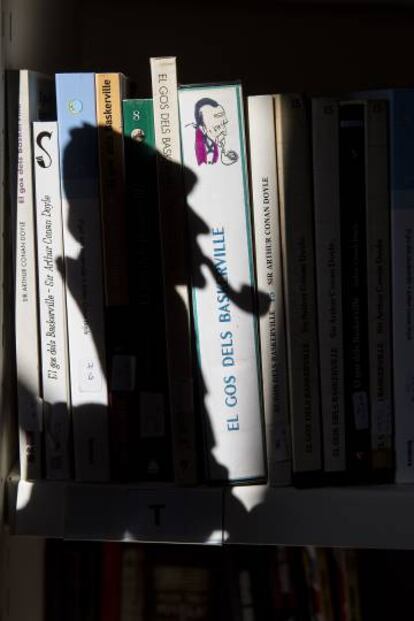 La característica silueta de Sherlock Holmes en llibres en català.