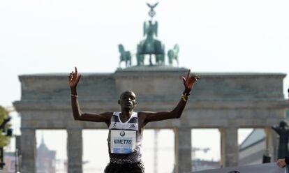 Dennis Kimetto celebra su triunfo y su récord en Berlín.