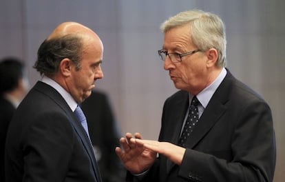 El ministro de Econom&iacute;a espa&ntilde;ol, Luis de Guindos, conversa con el presidente del Eurogrupo, Jean-Claude Juncker.