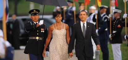 Barack Obama y su esposa, Michelle Obama, a su llegada al Conservatorio Phipps de Pittsburgh, en Pensilvania, donde recibieron a los líderes invitados a la cumbre.