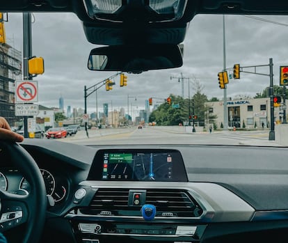 Vehículo con CarPlay en pantalla.