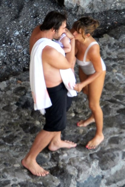 Javier Bardem y Penlope Cruz junto a su hijo Leo en Positano (Italia), el pasado martes.