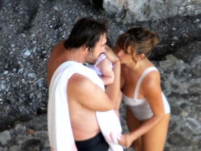 Javier Bardem y Penélope Cruz junto a su hijo Leo en Positano (Italia), el pasado martes.