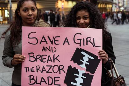 Varias mujeres protestan contra la mutilación genital femenina.