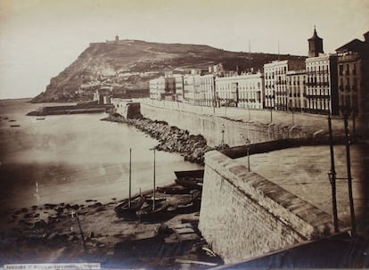 'Muralla del mar y castillo de Montjuïc' es el nombre de esta fotografía tomada en 1860 por Clifford (1820-1863). Los organizadores de la subasta aseguran que gran parte de las imágenes son inéditas porque corresponden a experimentaciones del fotógrafo e imágenes no comercializadas. Clifford viajó por España para construir la imagen del reinado de Isabel II. La monarquía deseaba dar a conocer los avances en infraestructuras para desterrar la idea de un país atrasado. En 1861, Clifford publicó un catálogo que además era guía de viajes, según Juan Naranjo -uno de los responsables de la subasta- porque incluía comentarios a sus peripecias por España.