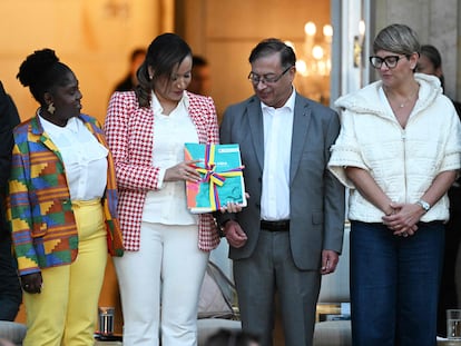 La ministra de Salud, Carolina Corcho, sostiene una copia de la reforma a la salud, junto a Francia Márquez, Gustavo Petro y Verónica Alcocer, en la Casa de Nariño, el pasado 13 de febrero.
