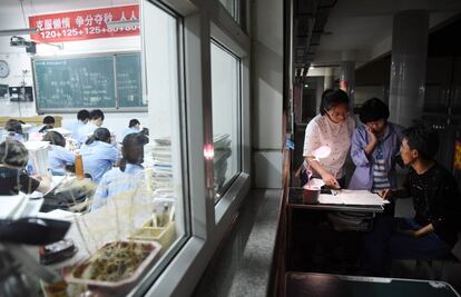 Varios estudiantes se preparan la prueba de acceso a la universidad en Handan (China), el 23 de mayo de 2018.