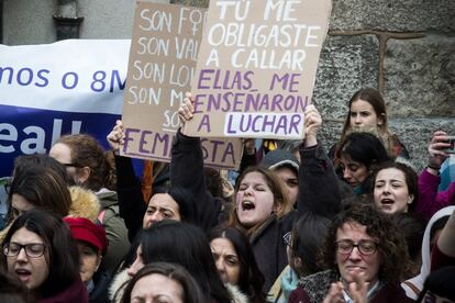 One of the signs at the protest in Pontevedra, which reads “You forced me to shut up, they taught me how to fight.”