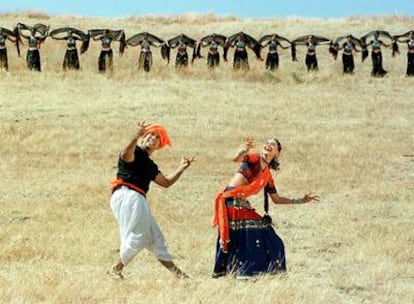 Govinda y Somalí Brena, en una escena musical. Imagen de <i>Bollywood dreams,</i> de Jonathan Torgovnik.