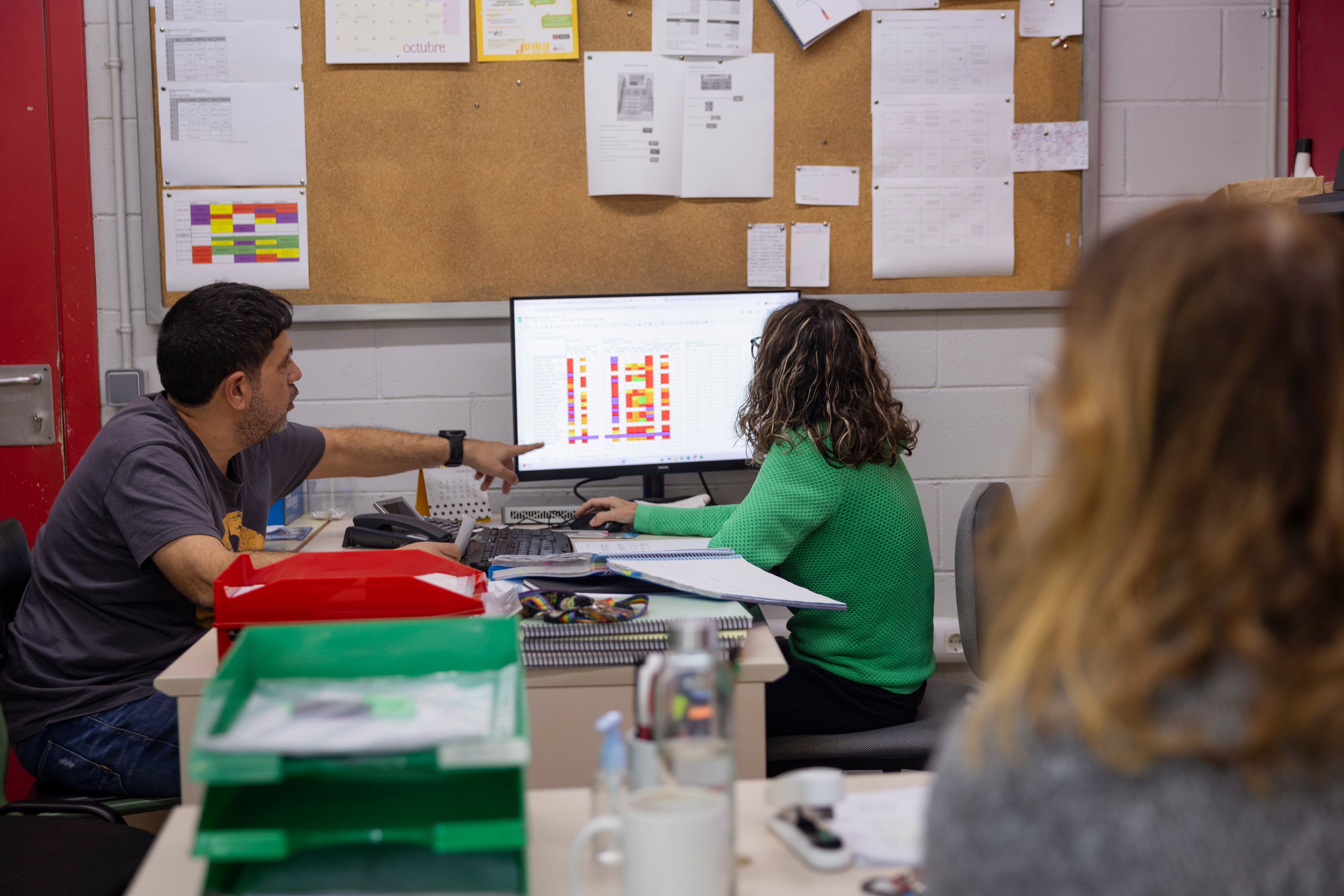 Escuelas ahogadas por la burocracia: “Dedicamos hasta un 70% del tiempo a papeleo. No somos gestores, somos profesores”