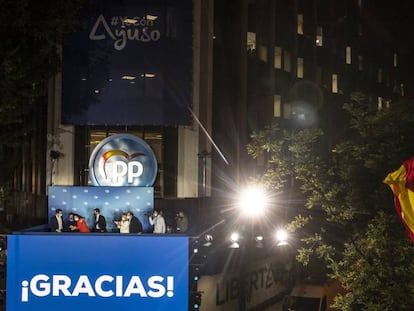 Isabel Diaz Ayuso y Pablo Casado, entre otros dirigentes populares, el pasado martes en la sede de Génova 13 celebrando la victoria electoral en la Comunidad de Madrid.