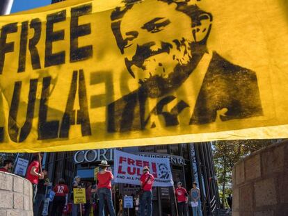 Membros do 'Comitê Internacional Lula Livre' protestam em frente ao consulado brasileiro em Beverly Hills, na Califórnia.