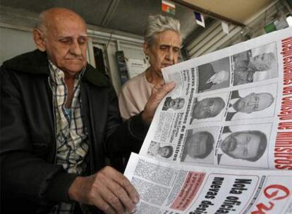Un vendedor de prensa mira un ejemplar de <i>Gramma</i> con las fotos de los nuevos miembros del Gobierno cubano.