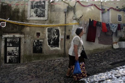 Imágenes de cantantes de fado y de conciertos, realizadas por la fotógrafa Camilla Watson, en el barrio de la Morería, en Lisboa.