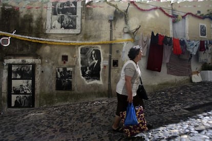 Im&aacute;genes de cantantes de fado y de conciertos, realizadas por la fot&oacute;grafa Camilla Watson, en el barrio de la Morer&iacute;a, en Lisboa. 