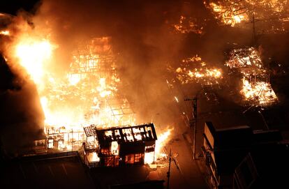 Edificios ardiendo en la ciudad de Wajima tras el terremoto, este lunes.