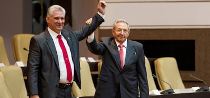 Raul Castro (derecha) sujeta el brazo del nuevo presidente de Cuba, Miguel Díaz-Canel.