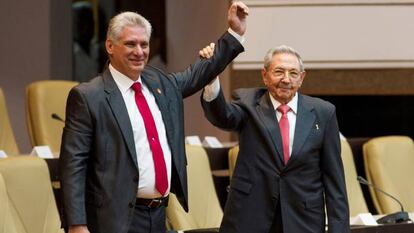 Raul Castro (derecha) sujeta el brazo del nuevo presidente de Cuba, Miguel Díaz-Canel.