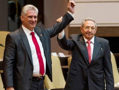 Raul Castro (derecha) sujeta el brazo del nuevo presidente de Cuba, Miguel Díaz-Canel.