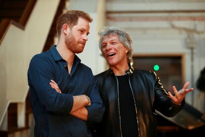 El príncipe Harry y Bon Jovi, en el estudio Abbey Road, en Londres, este viernes.