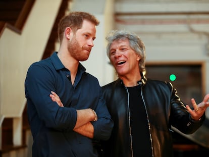 El príncipe Harry y Bon Jovi, en el estudio Abbey Road, en Londres, este viernes.