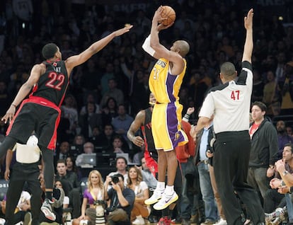 Bryant lanza ante Gay el triple que llevaría el duelo Lakers-Raptors a la prórroga, donde ganaron los angelinos.