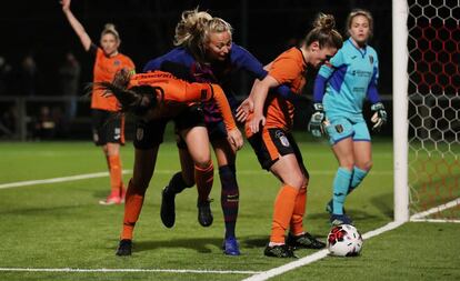 La jugadora del Barcelona Tony Duggan disputa un balón con dos jugadoras del Glasgow City.