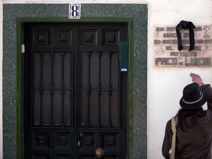 Un hombre, ante la casa de Algeciras donde vivió Paco de Lucía.