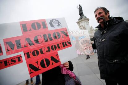 Manifestantes protestam contra plano de reforma trabalhista.