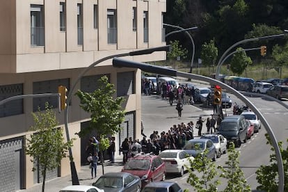 Cola frente a uno de los edificios con viviendas de alquiler en Torre Baró.