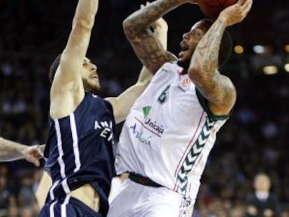 Marcus Williams (dcha) intenta encetsar ante Dogus Balbay.