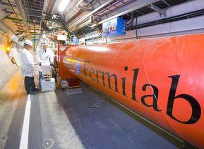 Uno de los nueve grandes imanes superconductores fabricados por Fermilab para el acelerador LHC.