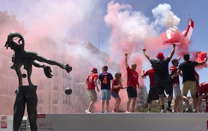 Seguidores del Liverpool queman bengalas en la 'fan zone' de los Reds, en Madrid.